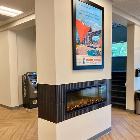 Howard Johnson By Wyndham Winnipeg West Buitenkant foto