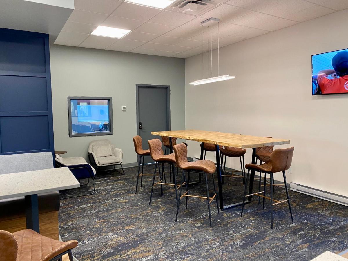 Howard Johnson By Wyndham Winnipeg West Buitenkant foto