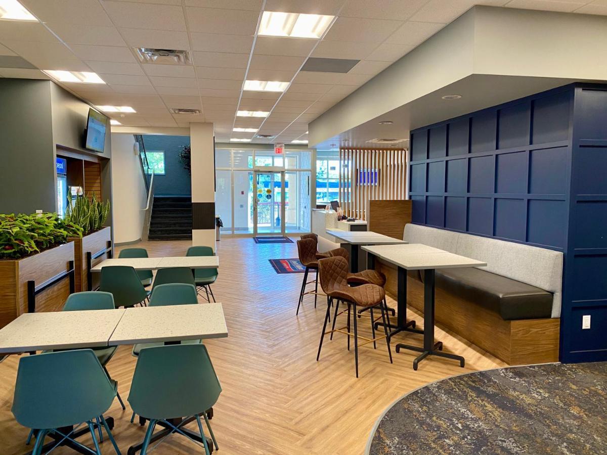 Howard Johnson By Wyndham Winnipeg West Buitenkant foto