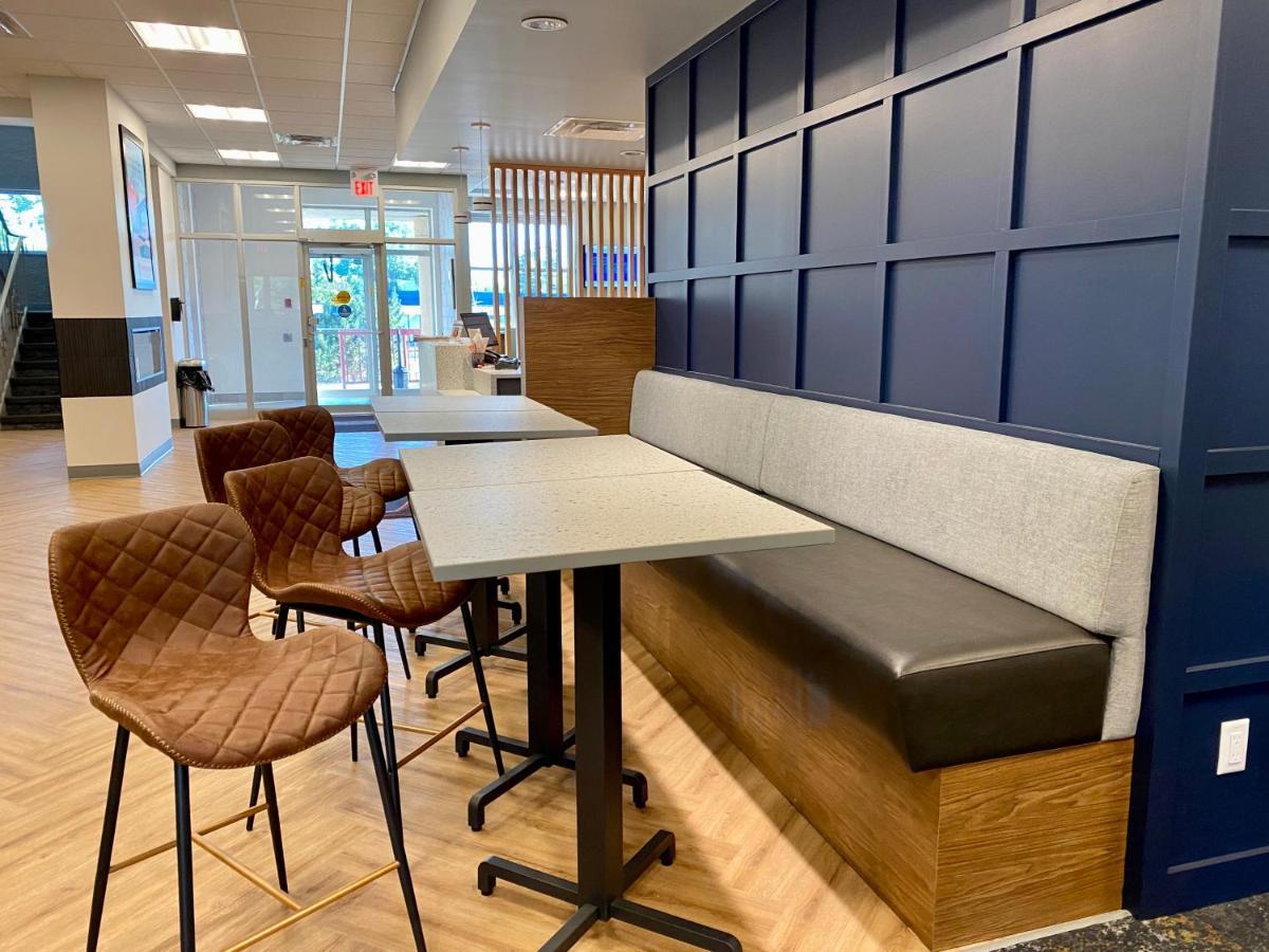 Howard Johnson By Wyndham Winnipeg West Buitenkant foto