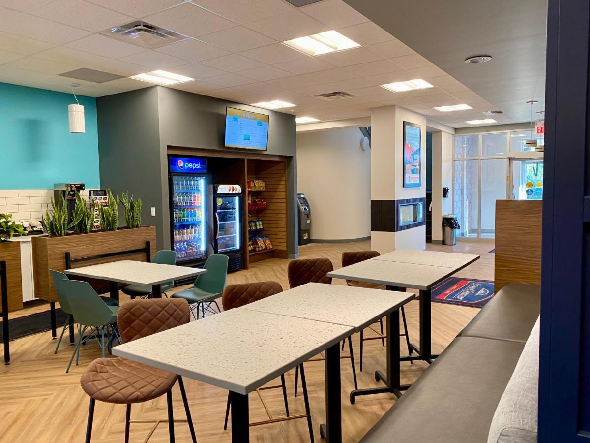 Howard Johnson By Wyndham Winnipeg West Buitenkant foto
