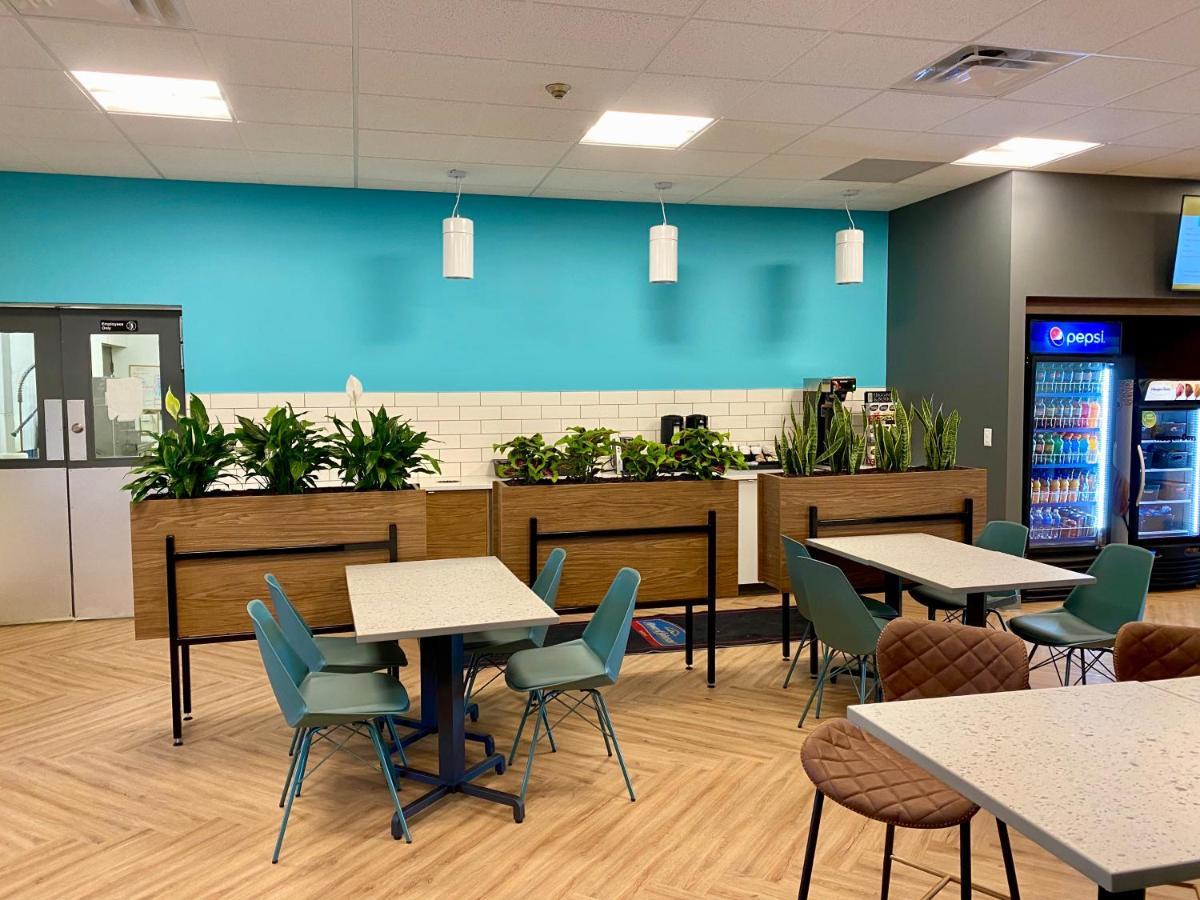 Howard Johnson By Wyndham Winnipeg West Buitenkant foto