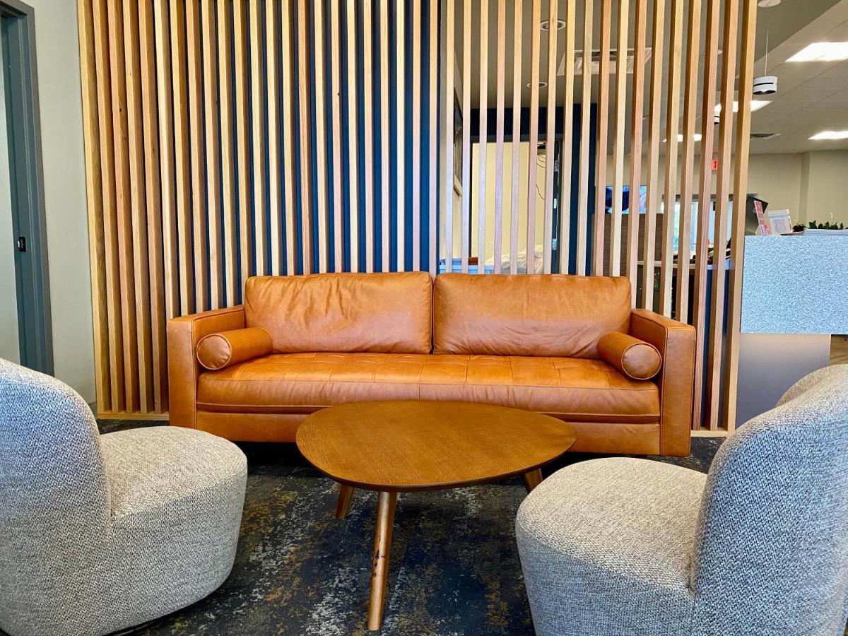 Howard Johnson By Wyndham Winnipeg West Buitenkant foto