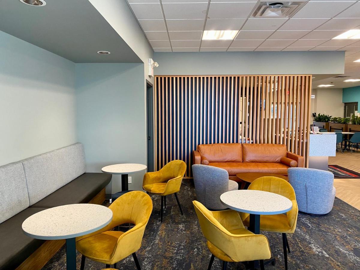 Howard Johnson By Wyndham Winnipeg West Buitenkant foto