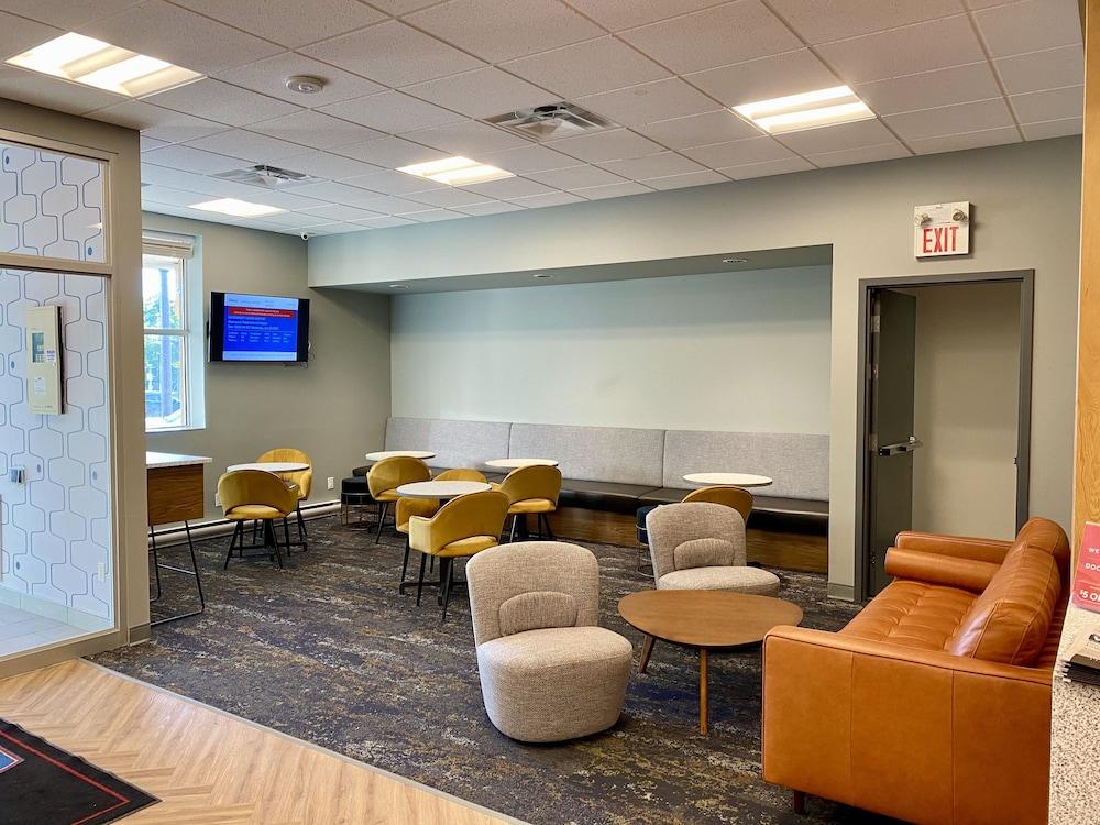 Howard Johnson By Wyndham Winnipeg West Buitenkant foto