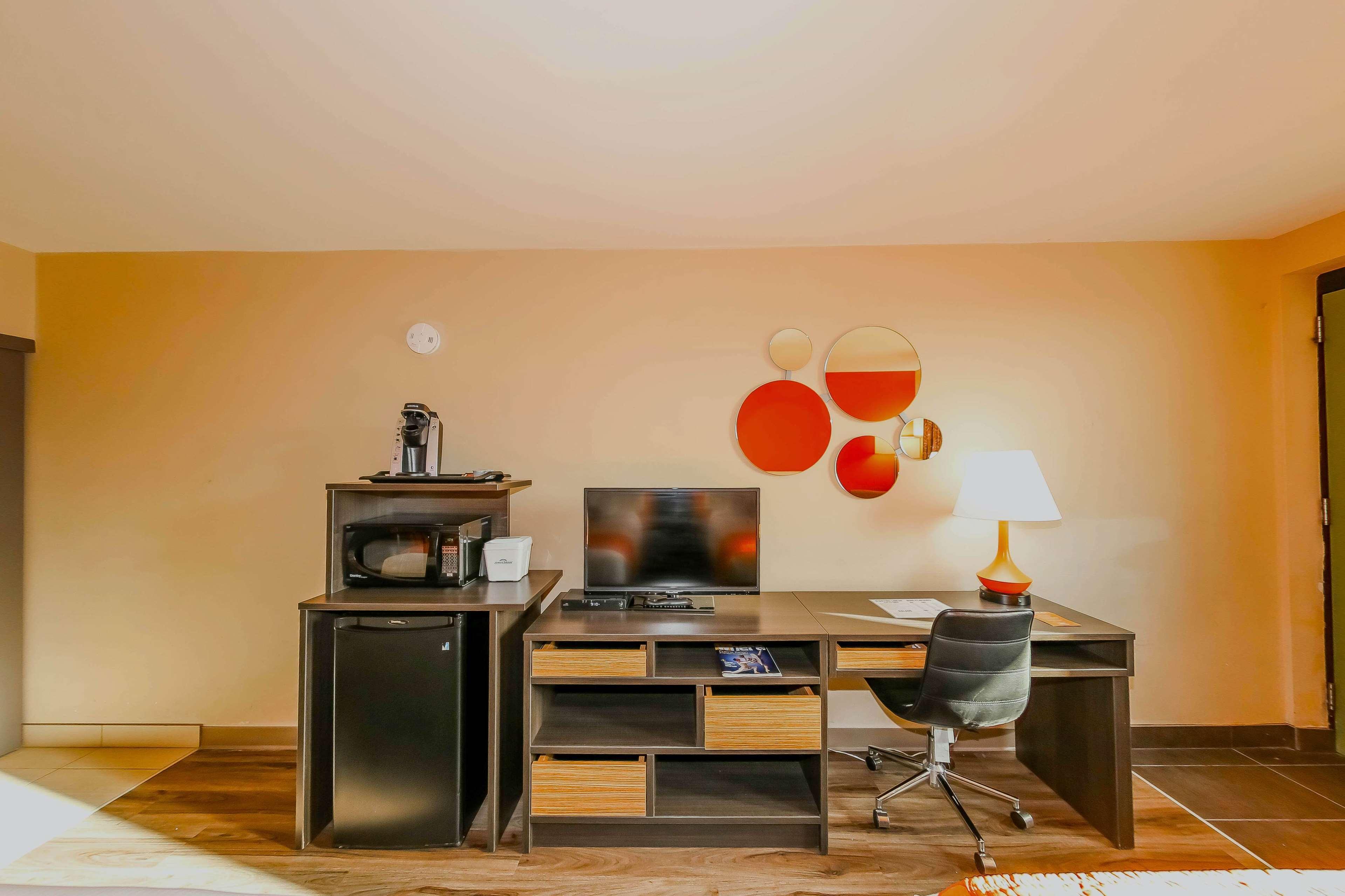 Howard Johnson By Wyndham Winnipeg West Buitenkant foto
