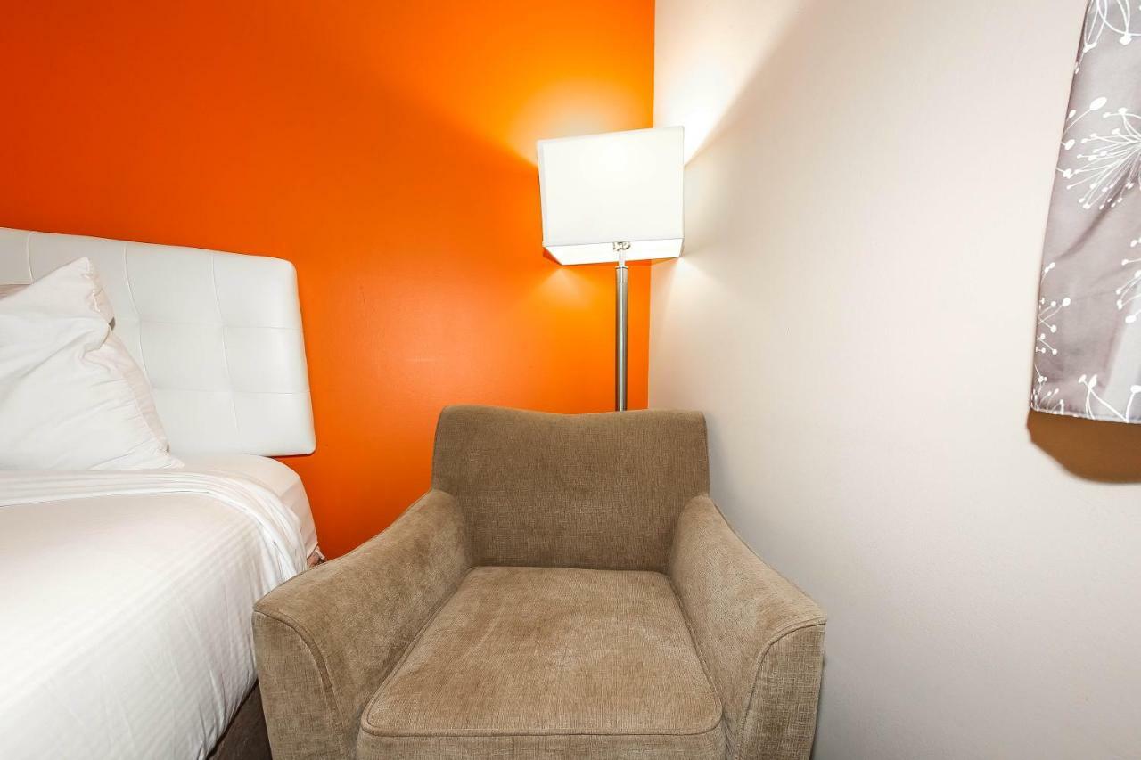 Howard Johnson By Wyndham Winnipeg West Buitenkant foto