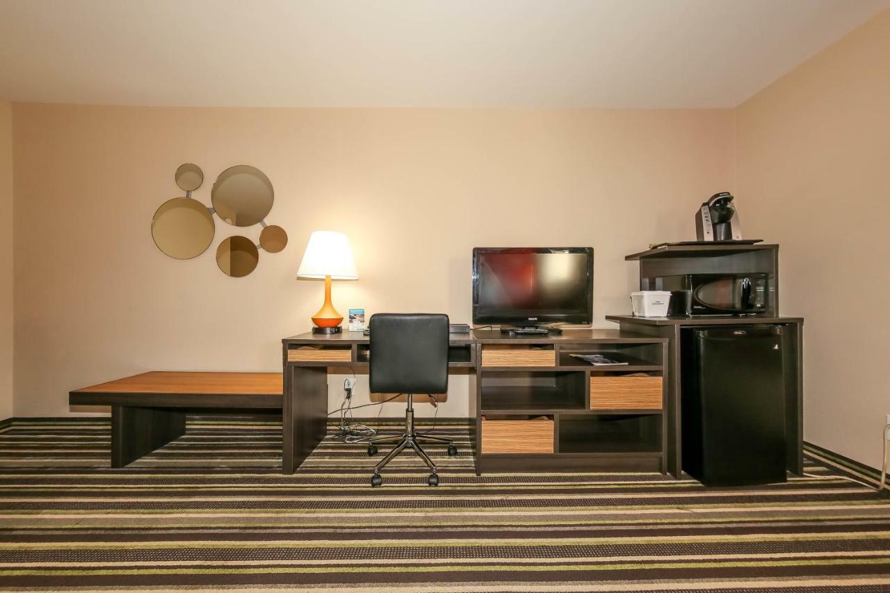 Howard Johnson By Wyndham Winnipeg West Buitenkant foto
